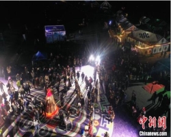 西藏拉萨：纳木错湖畔游客体验篝火锅庄及探秘星空活动